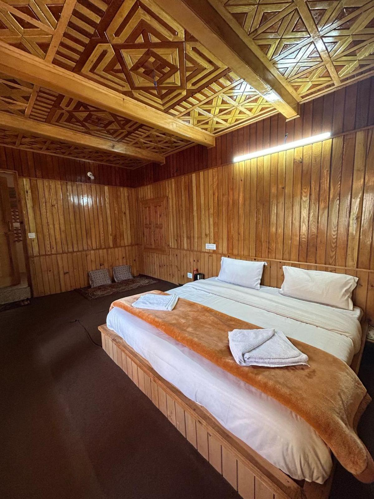 The Offbeat Chalet Jibhi Экстерьер фото